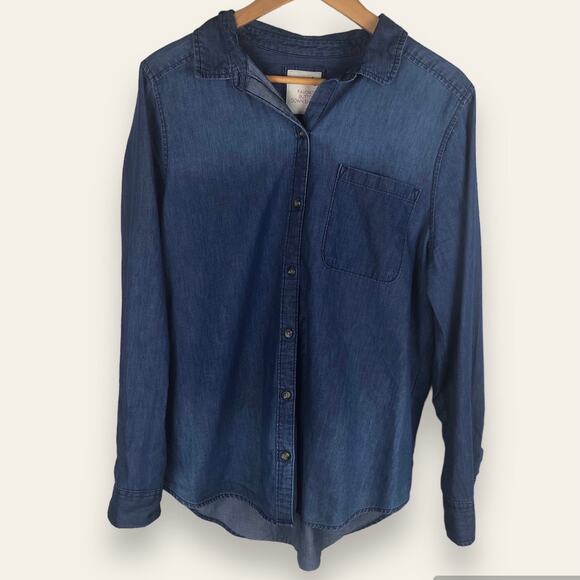 3/$15 🌻 SO Favorite Button Down Shirt Blue Chambray Long Sleeve Button Up - Picture 1 of 6